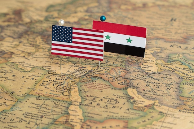 Drapeaux des États-Unis et de la Syrie sur la carte du monde Politique et conflit militaire d'ordre mondial