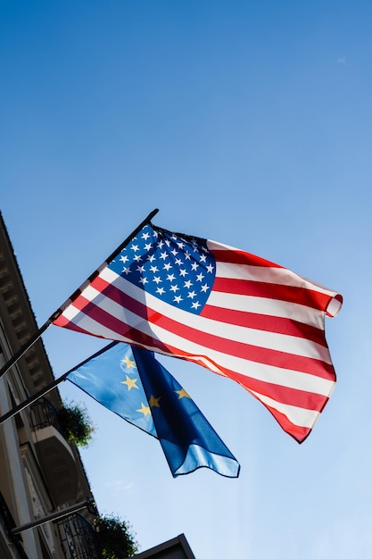 Drapeaux des États-Unis et de l'Union européenne sur le bâtiment de l'ambassade des États-Unis