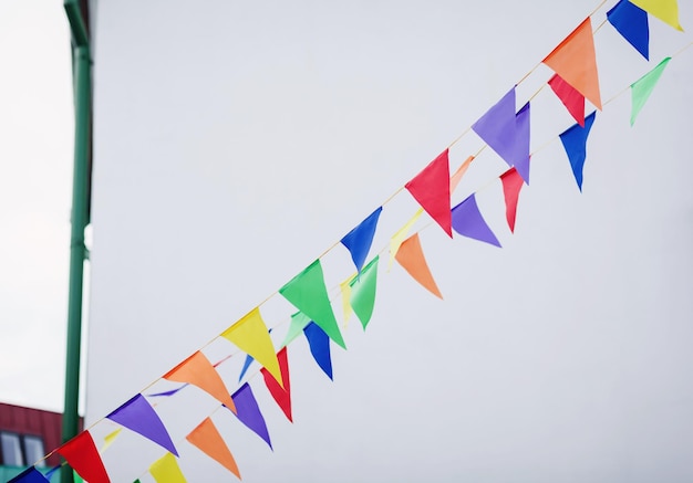 Drapeaux triangulaires multicolores