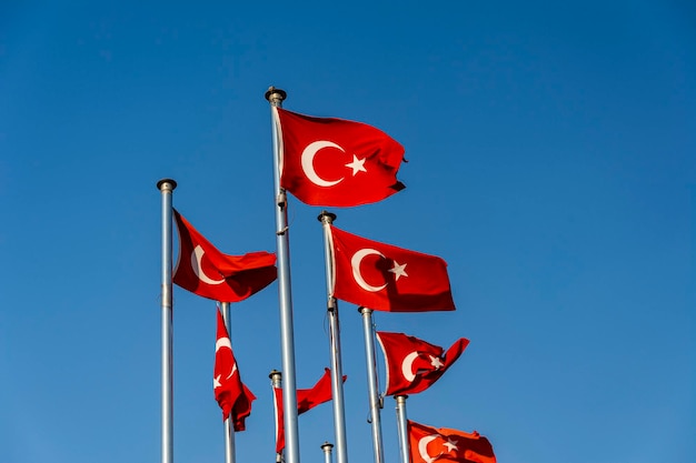 Drapeaux de la Turquie agitant contre le ciel bleu. Plusieurs drapeaux turcs flottant dans la rue