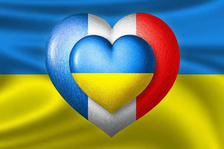 Photo drapeaux de l'ukraine et de la france deux coeurs aux couleurs des drapeaux