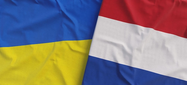 Drapeaux de l'Ukraine et des Pays-Bas Drapeaux en lin gros plan Drapeau en toile Ukraine Hollande Amsterdam Symboles nationaux illustration 3d