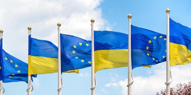 Drapeaux de l'Ukraine et de l'Union européenne