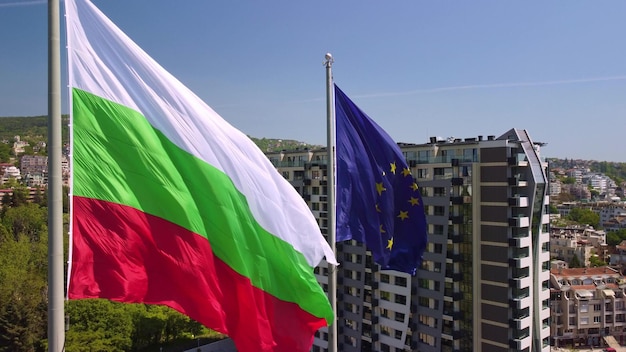 Drapeaux de l'Union européenne et de la Bulgarie contre la ville de Varna le jour d'été