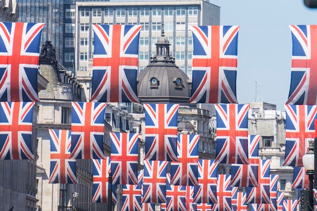 Des drapeaux Union Jack sont suspendus dans le centre de Londres en préparation du mariage royal