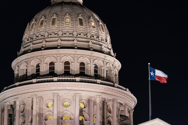 Drapeaux Voler Nuit Chutes Austin Texas Capitale Bâtiment Mouvement