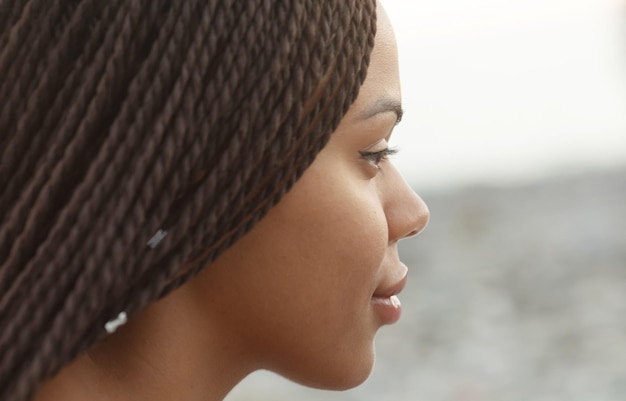 Dreadlocks. Portrait d'une belle jeune femme afro-américaine avec une coiffure de nattes souriante.