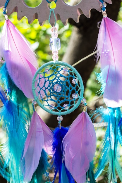 Dreamcatcher coloré fait de perles et de cordes en cuir de plumes, suspendu, fait à la main