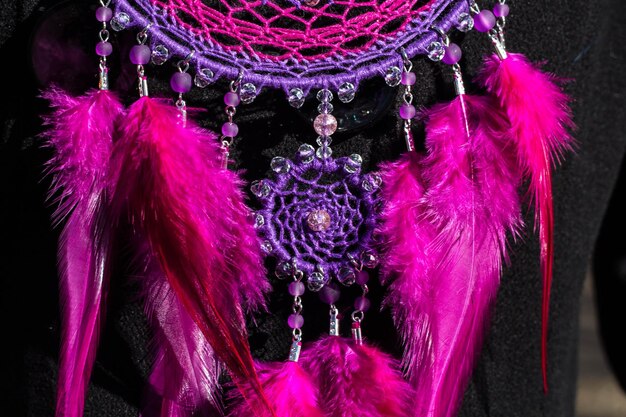 Dreamcatcher coloré fait de perles de cuir plumes et de cordes suspendues à la main