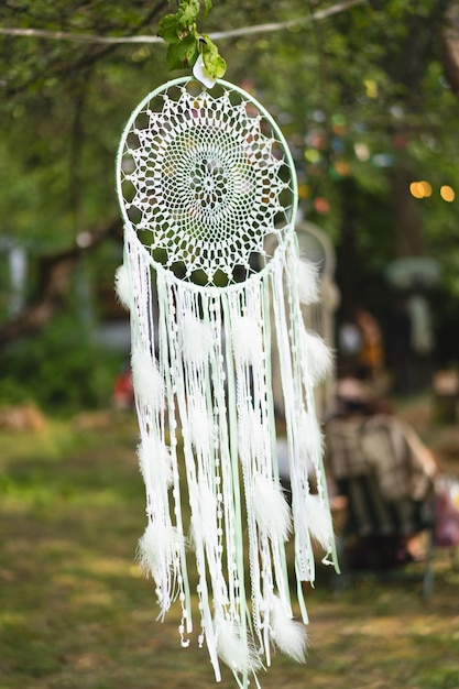 Dreamcatcher suspendu à un arbre Boho chic symbole amulette ethnique