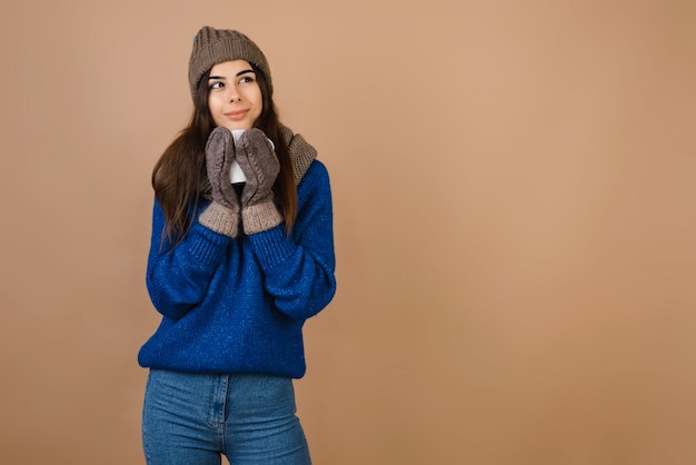 Dreamy, douce fille au chapeau et des gants tenant une tasse