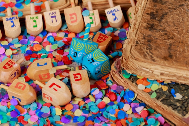 Dreidels en bois de &#39;Hanouccah sur une surface en bois.