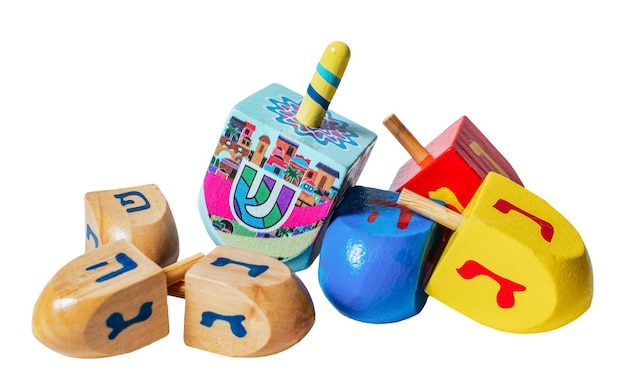 Dreidels en bois pour Hanukkah isolés sur fond blanc ou transparent