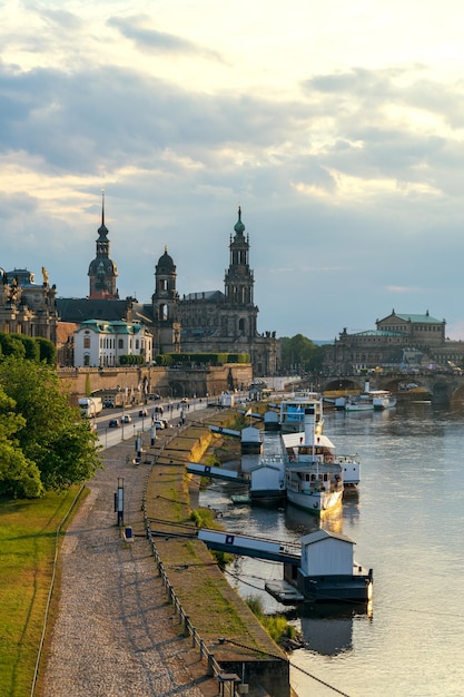Dresde Allemagne vue sur le centre historique de la vieille ville, l'Elbe et les bateaux de plaisance
