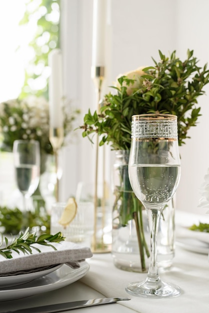 Le dressage de table de mariage avec flûte à champagne Décoration de table de mariage avec roses blanches et buis