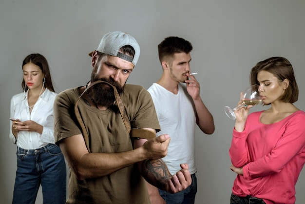 Drogues dures et groupe addictif alcoolique, y compris les cigarettes d'alcool et les drogues