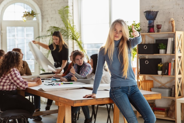 Droits des femmes et égalité au bureau Femmes d'affaires caucasiennes ou jeunes confiants