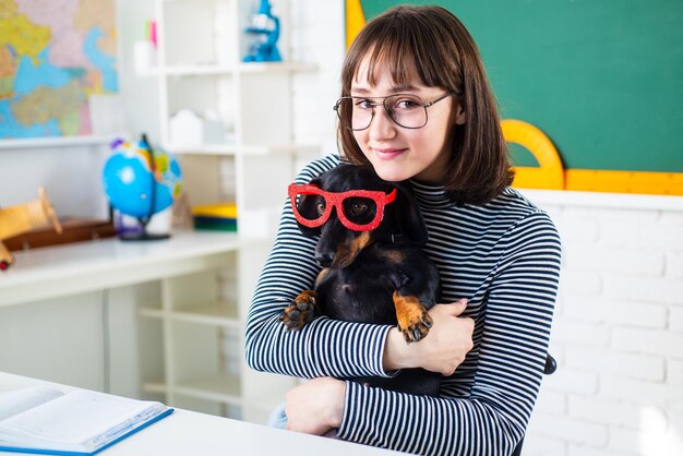 Drôle adolescente et puppi étudiant avec puppi happy smiling student retourner à l'école drôle educa