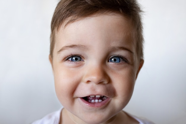 Drôle de bébé en bonne santé heureux d'un an à la maison jolis yeux les enfants jouent et l'enfance