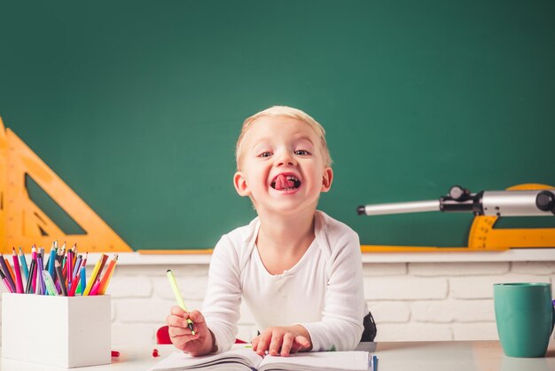 Drôle d'élève en classe Retour à l'école Drôle d'écoliers Concept d'enfant amusant et heureux