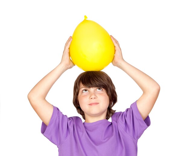 Drôle enfant avec un ballon jaune isolé sur fond blanc