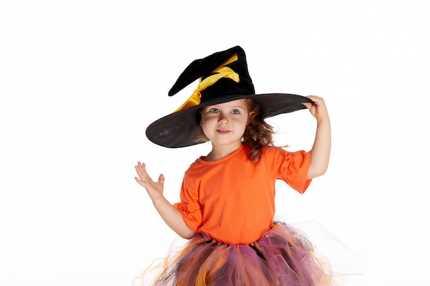 Drôle enfant fille en costume de sorcière pour Halloween sur blanc