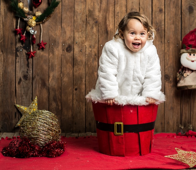 Drôle enfant jouant sur la scène de Noël