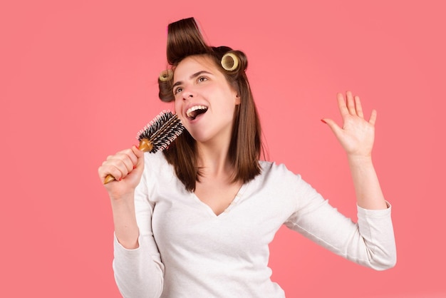 Drôle de femme chantant avec un peigne fille peignant les cheveux belle jeune femme tenant un peigne cheveux lissés