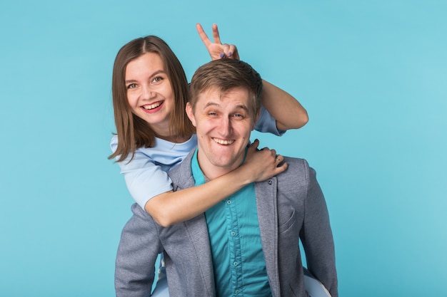 Drôle jeune couple en studio shoot avec bleu