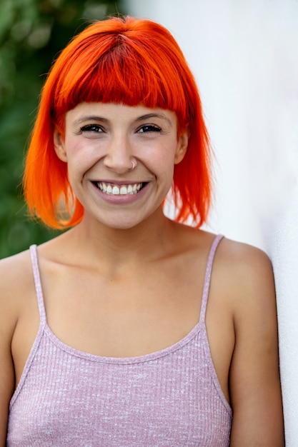 Photo drôle jeune femme aux cheveux orange