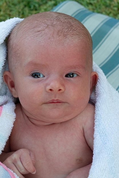 Photo un drôle de nouveau-né se détendant après un bain