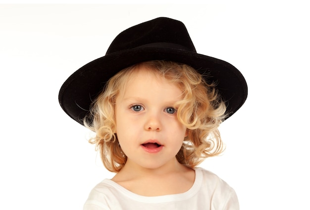 Drôle petit enfant blond avec un chapeau noir