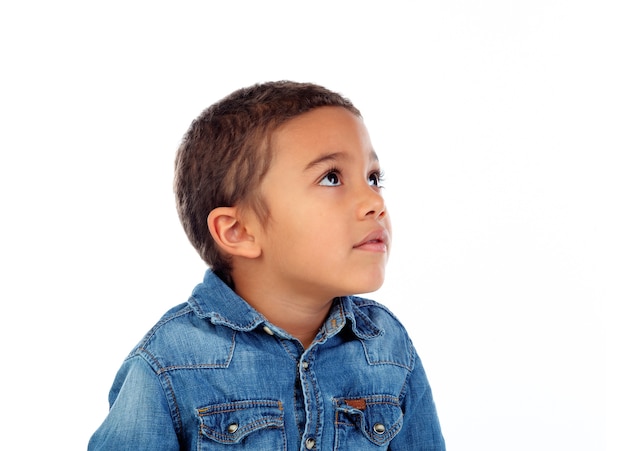 Drôle petit enfant avec un t-shirt en denim