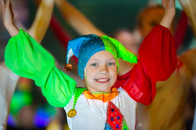 Une drôle de petite fille en costume de clown danse