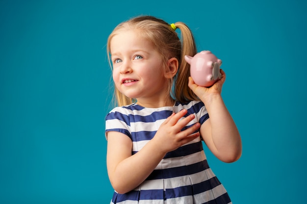 Drôle petite fille avec portrait tirelire tirelire