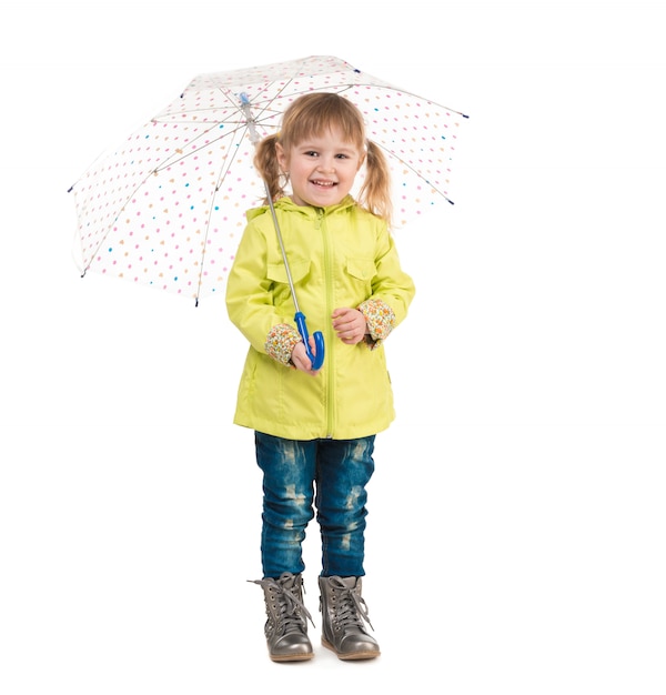 Drôle petite fille tenant un parapluie à la main