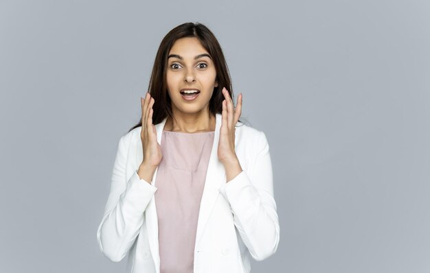 Drôle surprise femme d'affaires indienne regarder la caméra isoler sur fond gris