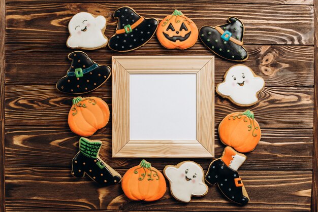 Drôles de délicieux biscuits au gingembre pour Halloween sur la table. vue horizontale d'en haut