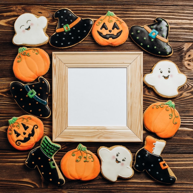 Photo drôles de délicieux biscuits au gingembre pour halloween sur la table. vue horizontale d'en haut