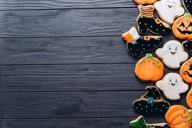 Drôles de délicieux biscuits au gingembre pour Halloween sur la table. vue horizontale d&#39;en haut