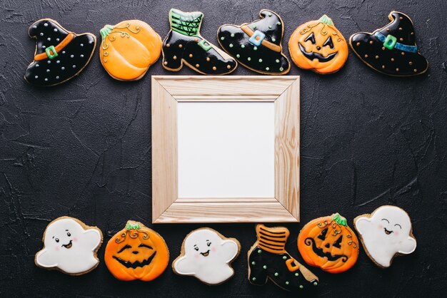 Drôles de délicieux biscuits au gingembre pour Halloween sur la table. vue horizontale d&#39;en haut