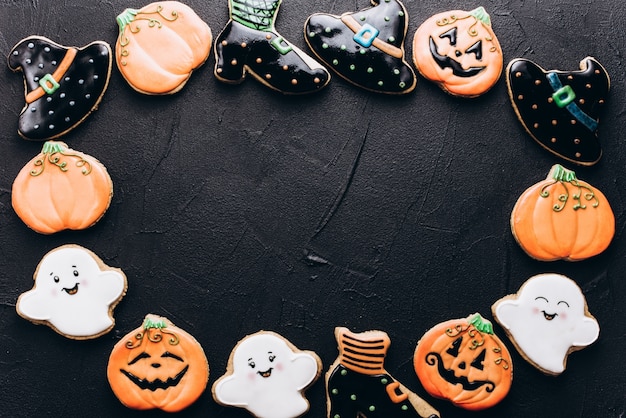 Photo drôles de délicieux biscuits au gingembre pour halloween sur la table. vue horizontale d'en haut