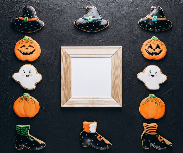 Drôles de délicieux biscuits au gingembre pour Halloween sur la table. vue horizontale d'en haut