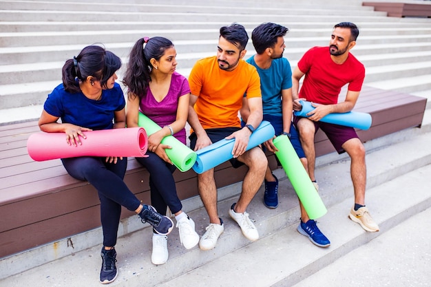 Drôles de personnes ethniques orientales faisant de l'exercice ensemble en plein air