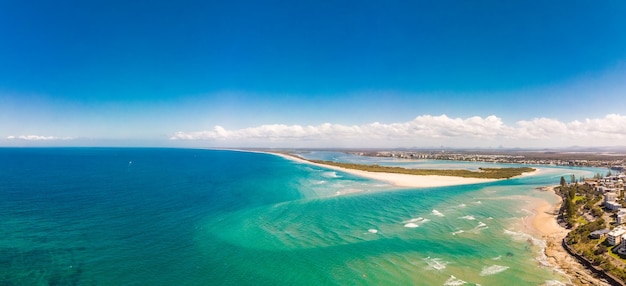 Drone aérien image panoramique des vagues de l'océan sur une plage de Kings Caloundra Queensland Australie
