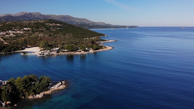 Un drone aérien survole la mer