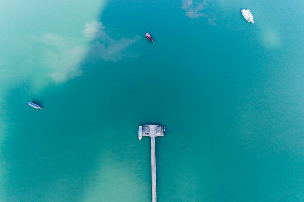 Drone Aérien à Vol D'oiseau Photo Photo Du Haut D'un Petit Pont Dans La Mer à Phuket Thaïlande