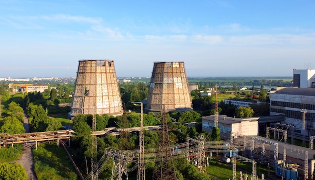 Photo drone aérien vue centrale thermique tours de refroidissement de cogénération