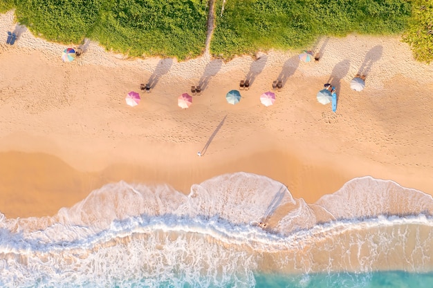 Drone aérien vue de dessus foule de gens heureux se détendre sur la plage tropicale avec coucher de soleil à Phuket, Thaïlande, la belle plage de Phuket est une destination touristique célèbre sur la mer d'Andaman. Concept d'été de vacances