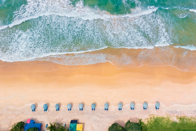 Drone aérien vue de dessus foule de gens heureux se détendre sur la plage tropicale avec coucher de soleil à Phuket en Thaïlande